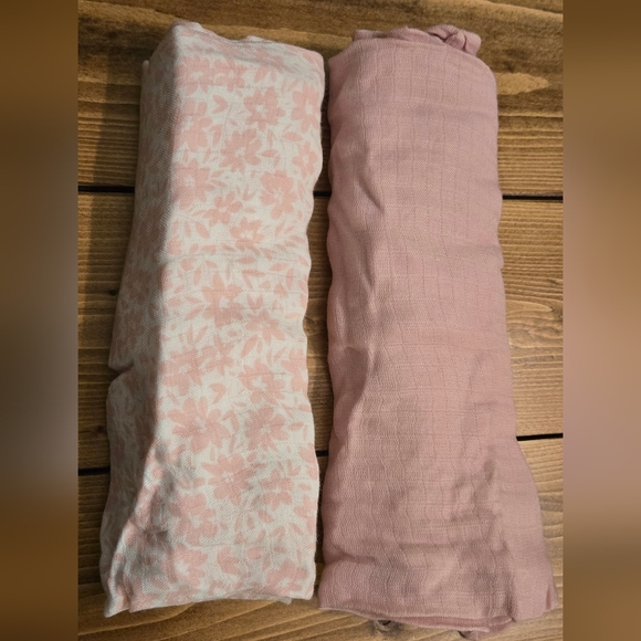 Le Petit Set Of 2 Swaddles NWOT Pink And Floral - Picture 1 of 6